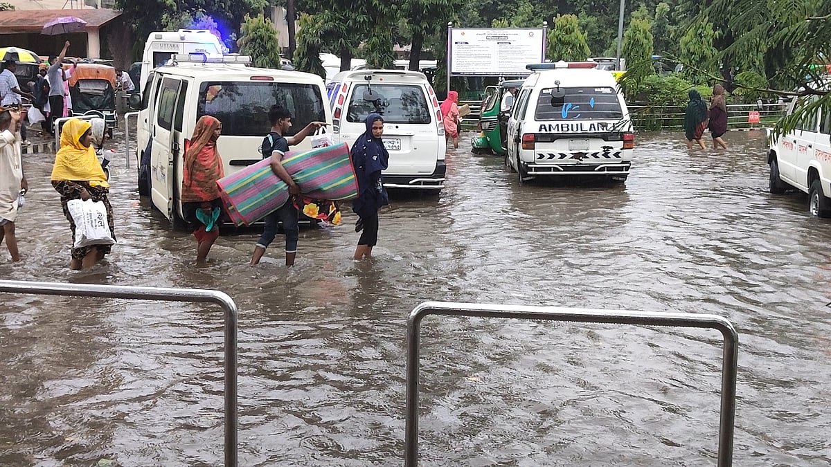 রাজশাহী মেডিকেলের সামনে জলাবদ্ধতায় চরম ভোগান্তি: স্থায়ী সমাধানের দাবি ভুক্তভোগীদের