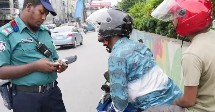 ঢাকায় ট্রাফিক আইন অমান্যকারীদের বিরুদ্ধে কঠোর অবস্থান: একদিনে ১৩৮৬ মামলা ও ৩৯৪ যানবাহন ডাম্পিং