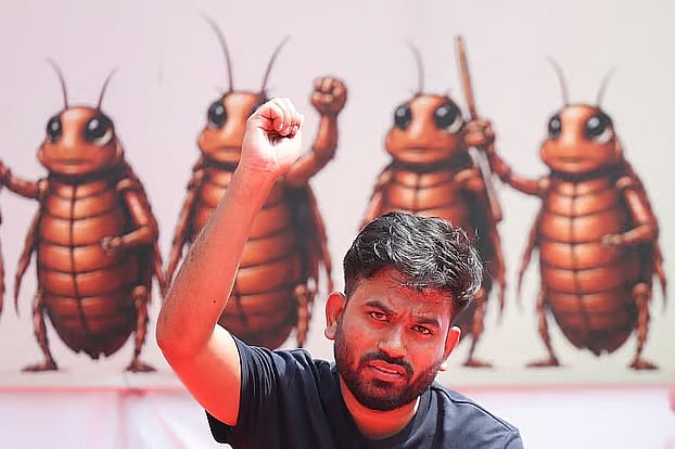 ভারতে তোলপাড় সৃষ্টি করা ‘ককরোচ জনতা পার্টি’র অভিজিৎ কি রাজনীতিতে আসবেন? মুখ খুললেন বাবা-মা