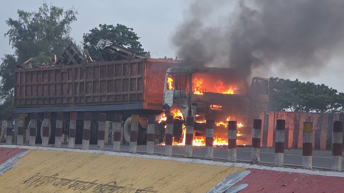 সীতাকুণ্ডে ঢাকা-চট্টগ্রাম মহাসড়কে স্ক্র্যাপবাহী লরিতে আগুন, বড় ধরনের দুর্ঘটনা এড়াতো সক্ষম ফায়ার সার্ভিস