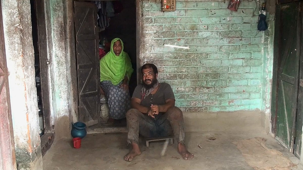 দৃষ্টির সীমানা পেরিয়ে মাতৃভক্তি: ২৬ বছর ধরে কাঠ চেরে বৃদ্ধ মায়ের মুখ অন্ন তুলে দিচ্ছেন দৃষ্টিপ্রতিবন্ধী মুকলেস
