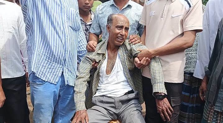 রংপুরের পীরগঞ্জে ব্যাংক থেকে মাদ্রাসা শিক্ষককে তুলে নিয়ে মারধরের অভিযোগ, কাঠগড়ায় স্থানীয় আওয়ামী লীগ নেতা